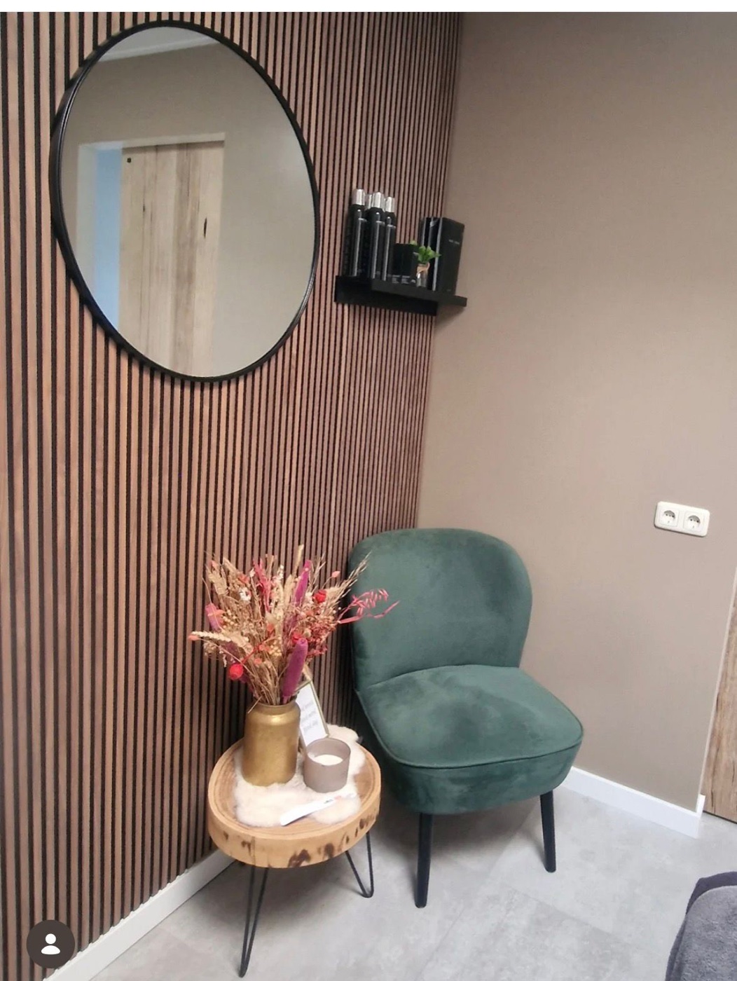 Zachte salonhoek met spiegel, stoel en droogbloemen